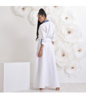 Бяла ленена макси рокля – с деним акценти