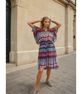 жена облечена Риза-рокля от вискоза с копчета и връзка в талията – женствена визия за лято