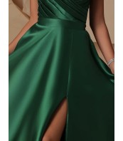 Официална зелена рокля с открити рамене и гол гръб