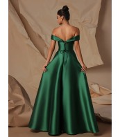 Официална зелена рокля с открити рамене и гол гръб