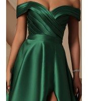 Официална зелена рокля с открити рамене и гол гръб