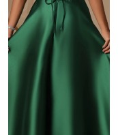 Официална зелена рокля с открити рамене и гол гръб