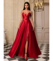 Елегантна червена бална рокля с открити рамене и корсетен гръб