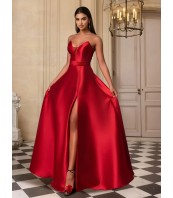 Червена официална рокля с открити рамене, връзки на гърба и цепка