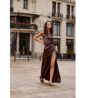 Inez — асиметрична сатенена макси рокля в кафяво1